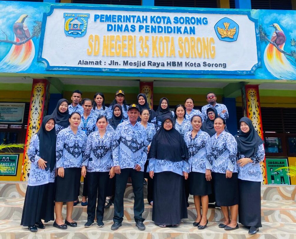 SDN 35 Kota Sorong Ikuti Upacara Hari Guru Nasional ke 80