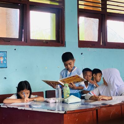 Siswa SDN 35 melakukan literasi SAINS